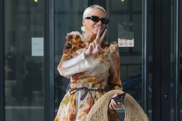 JELENA KARLEUŠA POTVRDILA VEZU SA KOŠARKAŠEM! Diva ZBARILA 16 GODINA MLAĐU PILETINU!