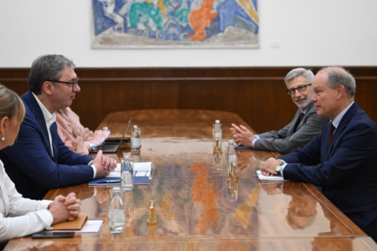 OTVORENI DIJALOG I SARADNJA SU KLJUČ! Vučić sa specijalnim izaslanikom Trokazom: "Zahvalan sam Makronu na ličnom angažmanu!" (FOTO)