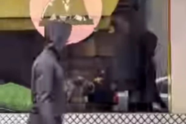 ĐOKOVIĆ PRED MEČ NA ROLAN GAROSU, ZAMEŠAO TRAGOVE: Novak se prerušio u Parizu i izveo scenu za pamćenje - prolaznici u šoku! (VIDEO)