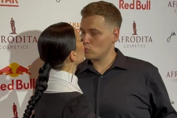 ZORJA PAJIĆ ZABLISTALA NA PROMOCIJI ALBUMA: Ponosno pozirala sa mužem - evo ko je još došao da je PODRŽI! (FOTO+ VIDEO)