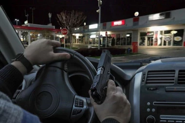 USRED DANA IZ AUTOMOBILA ZAPUCAO KA TRŽNOM CENTRU! Detalji pucnjave u Pančevu! Policija traga za napadačem!