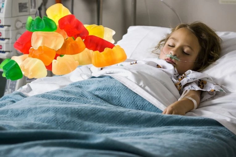 DETE PALO U KOMU ZBOG GUMENIH BOMBONA SA KANABISOM! Još jedno hitno prevezeno u bolnicu, oglasio se "Haribo"!