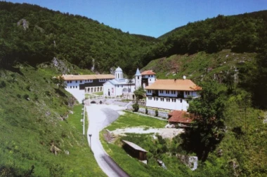 POPUCALI KROV POPUNJEN SILIKONOM, BUĐ IZJEDA ZIDOVE: Velika svetinja u strašnom izdanju - sve se raspada