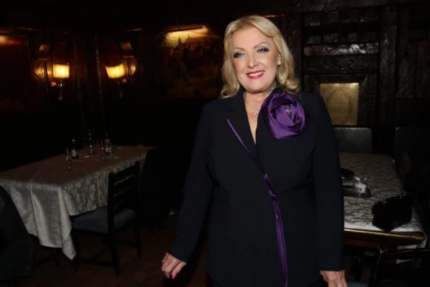 ORI SE "VIDOVDAN" U ZAGREBU! Hiljade ljudi zapevalo sa Snežanom Đurišić: Ko da mi otme iz moje duše Kosovo (VIDEO)