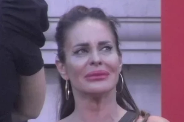 RAZDRLJENO LICE NAŠLJOKANE MILENE KAČAVENDE LEDI KRV U ŽILAMA! Uznemirujuće scene u "Eliti 8" - šminka RAZMAZANA, nasrće na ljude (VIDEO)