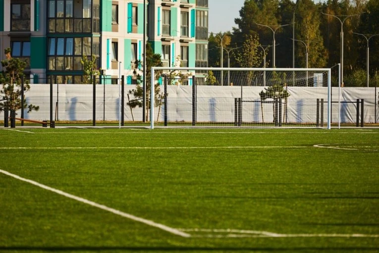 ZABORAVITE NA SRPSKE KOMENTATORE: Njegovi prenosi su NAJLUĐI U REGIONU! (VIDEO)