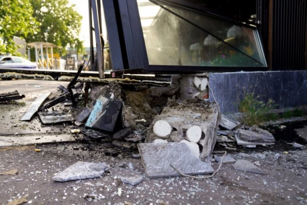 SAZNAJEMO! Novi detalji užasa na Dorćolu - Tinejdžerka (17) MRTVA PIJANA uletela automobilom u restoran! MOMAK JOJ DAO DA VOZI NA PARKINGU!