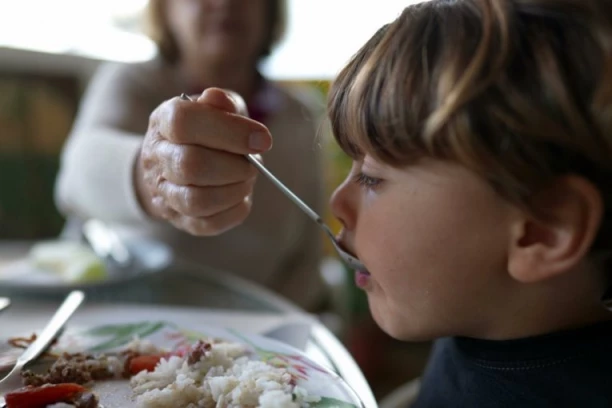 MAJKA SAHRANILA SINA U BAŠTI: Pre toga ga je ubila izgladnjivanjem POPULARNOM ISHRANOM