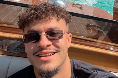 VERILA SE JOŠ JEDNA JUTJUB ZVEZDA: Lux priredio devojci ROMANTIČNU prosidbu na plaži! (VIDEO)