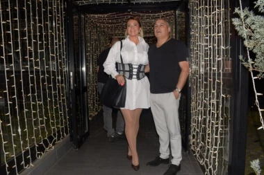 KRIO DETE U KUPATILU DA GA KARLEUŠA NE PREBIJE! Isplivali detalji o roditeljstvu pevačice!