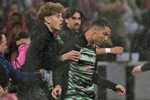 HTEO FOTKU S RONALDOM, ONDA USLEDILA BRUTALNA REAKCIJA! Ovaj momak neće po dobrom pamtiti susret sa svojim idolom (FOTO GALERIJA)