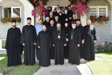 ŠTA JE VLADIKA JUSTIN PORUČIO PRED IKONOM CARA KONSTANTINA I CARICE JELENE: Sabranje na mestu gde vera još gori istim žarom kao u vreme svetih vladara