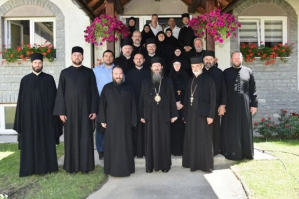 ŠTA JE VLADIKA JUSTIN PORUČIO PRED IKONOM CARA KONSTANTINA I CARICE JELENE: Sabranje na mestu gde vera još gori istim žarom kao u vreme svetih vladara