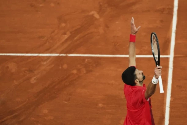 AKO NISTE GLEDALI, MNOGO STE PROPUSTILI: Novak držao teniski čas - ovako je Đoković počistio Nemca sa pariske šljake! (VIDEO)