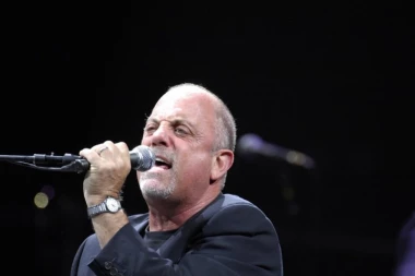 SLAVNI PEVAČ IMA MOŽDANI POREMEĆAJ: Morao da otkaže celu turneju!