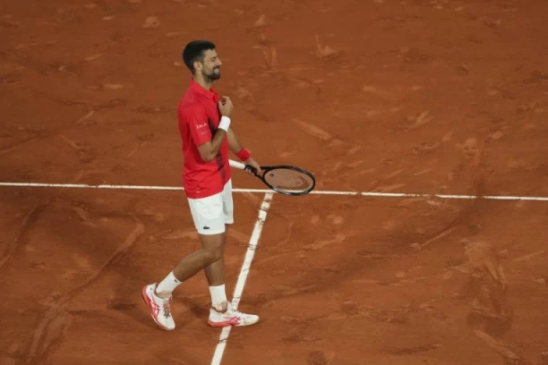 POGLEDAJTE KAKO NOVAK DIŠE POSLE OVOG POENA! Publika je odmah ustala da pozdravi heroja (VIDEO)