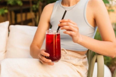 OVO PIĆE UNIŠTAVA BUBREGE, A SRBI GA PIJU U NEOGRANIČENIM KOLIČINAMA: Izbegavajte ga po svaku cenu, gore je od alkohola!