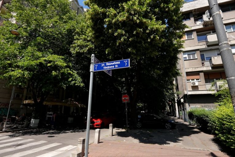 Postavljanje stubova sa imenima ulica na ćirilici i engleskom jeziku