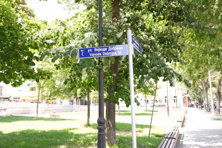 Postavljanje stubova sa imenima ulica na ćirilici i engleskom jeziku