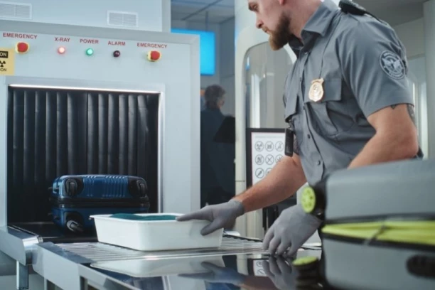 KINEZ ZAUSTAVLJEN NA AERODROMU: Kada su carinici videli šta nosi u torbi, samo što se nisu ONESVESTILI