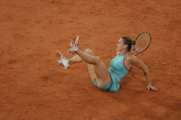 UOČI ĐOKOVIĆEVOG POLUFINALA NA RG: Sabalenka zaplesala i zadala Novaku domaći! (VIDEO)