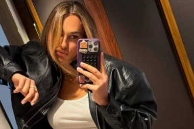 NOVAČE, ŠTA TO RADIŠ? Pred duel sa Sinerom - Đoković se našao u prisnom zagrljaju atraktivne teniserke! (VIDEO)