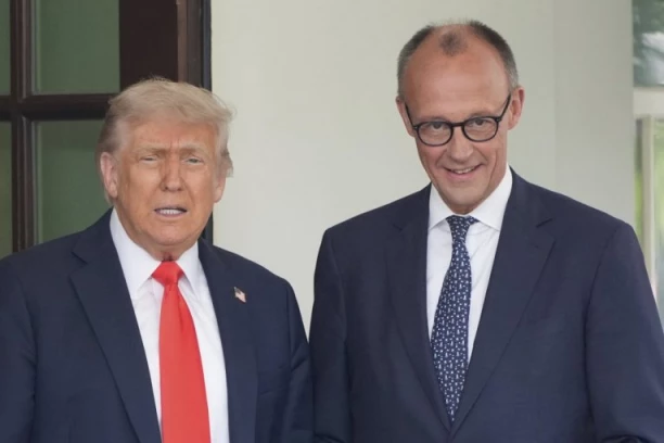 "GDE SI TAKO POCRNEO? HOĆU I JA": Tramp šokirao Fridriha Merca pitanjem, usledila je PRESMEŠNA REAKCIJA nemačkog kancelara (VIDEO)