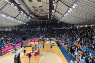 HAOS U PODGORICI! POLICIJA IZBACUJE NAVIJAČE IH HALE: Incident na startu meča