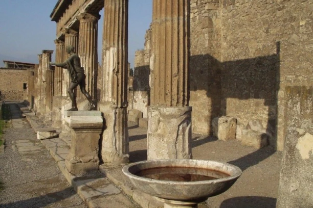 PREDSTAVIO SE KAO TURISTIČKI VODIČ, PA SILOVAO TINEJDŽERA! Horor u Pompeji!