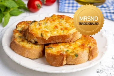 BRZI DORUČAK IZ RERNE KOJI MIRIŠE NA DETINJSTVO: Iskoristite stari hleb na najlepši način – uz tajnu iz bakine kuhinje