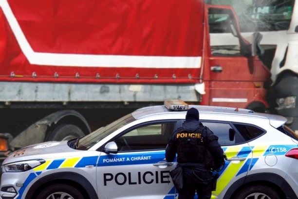 UŽASNA TRAGEDIJA U PRAGU! Srbin nastradao kada se kombijem zakucao u kamion! JEZIVE SLIKE SA MESTA NESREĆE! (FOTO)