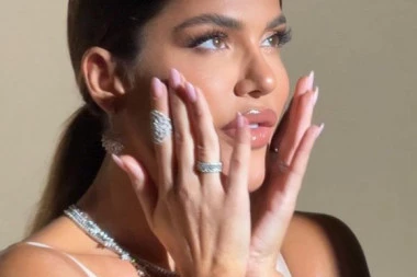 OBEZBEĐENJE OPKOLILO MARINU VISKOVIĆ NA SNIMANJU: Pevačica nosi nakit - vrednost kao luks stan u Beogradu! (VIDEO)