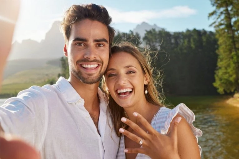 PAO JE NA KOLENA ISPRED DEVOJKE, ONA ZANEMELA OD ŠOKA: Umesto romantične prosidbe, usledio je haos i mladić mokar do gole kože! (VIDEO)