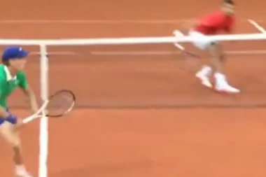 ĐOKOVIĆ I SINER ODIGRALI NAJLEPŠI POEN NA ROLAN GAROSU: Novak "izlomio" Italijana i zapalio navijače! (VIDEO)