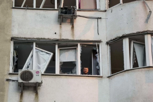 POGOĐENA TROJELBUSKA STANICA, GORE ZGRADE! Ima mrtvih, među ranjenima i deca! (VIDEO)