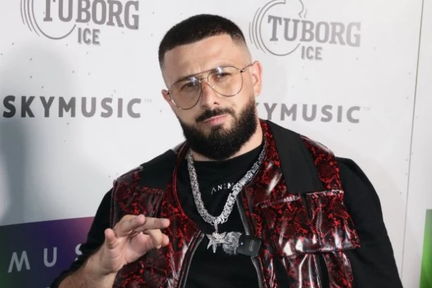 SAJFER PRVI PUT U JAVNOSTI NAKON RANJAVANJA! Došao na nastup sa štakama! (VIDEO)