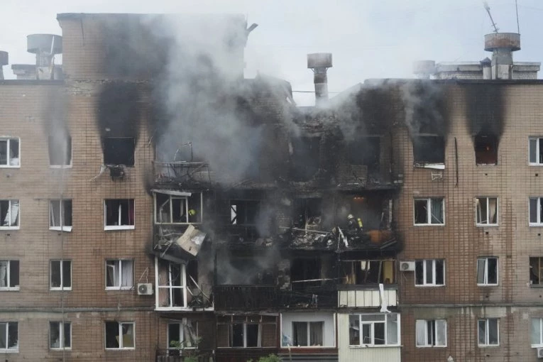 KRVOPROLIĆE U HARKOVU: Troje poginulih, 21 osobe povređene u napadu Rusije, niko ne može da PRONAĐE šest radnika u ruševinama (VIDEO)