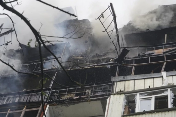 RUSI RAKETAMA UBILI TINEJDŽERKU (17), POVREĐENO DEVET OSOBA: Žestok nalet na veliki ukrajinski grad, noćas niko nije spavao