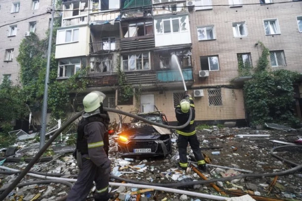 GORELE ZGRADE I PRIVATNE KUĆE: Rusi rešetali Herson, osmoro povređenih civila