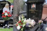 POTRESNA SCENA NA GROBU SAŠE POPOVIĆA: Suzana na Zadušnice donela OVO na groblje, poruka KIDA DUŠU! (VIDEO, FOTO)