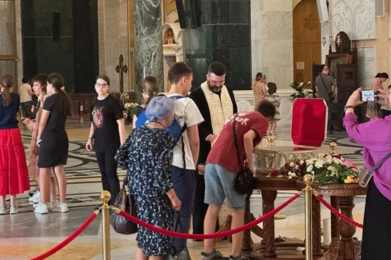 HILJADE VERNIKA HRLE U HRAM NA VRAČARU: Evo do kada će ruka Svetog Save biti u Beogradu
