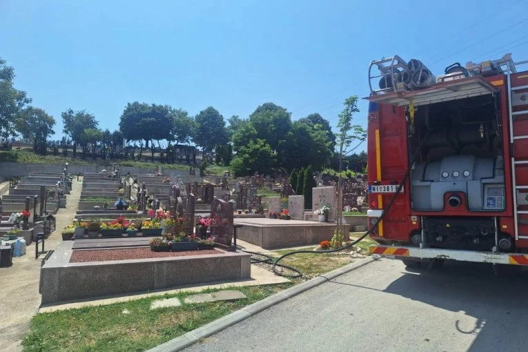 HOROR SCENE KOD KIKINDE! "Hteo sam da se uverim da je grob mojih roditelja bezbedan" - VATRA STIGLA DO GROBLJA! (FOTO, VIDEO)