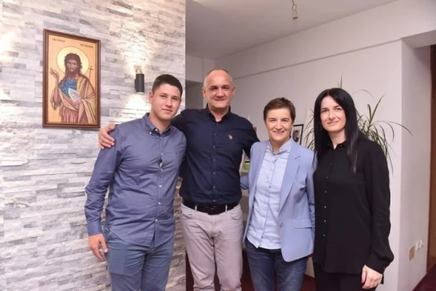 "ĆACI PREDSTATAVLJA SVE ONO ŠTO SRBIJA JESTE!" Ana Brnabić posetila Miloša Pavlovića i njegovu porodicu! (FOTO)