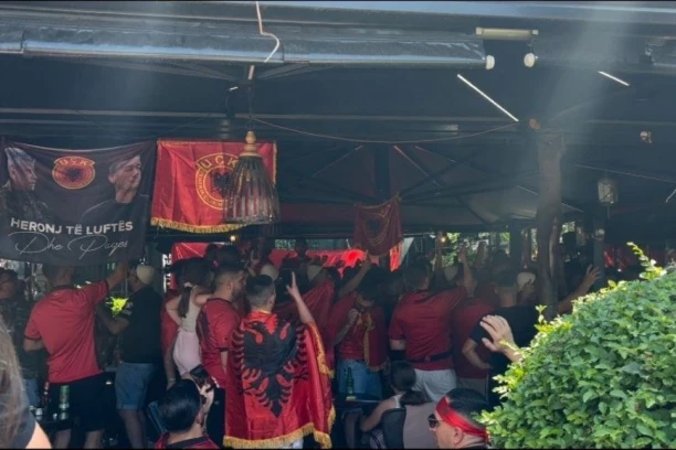ALBANCI SLAVE UBICE SRBA NA KOSOVU! Zastave OVK na glavnom mestu u Tirani pred meč s "orlovima" (FOTO, VIDEO)