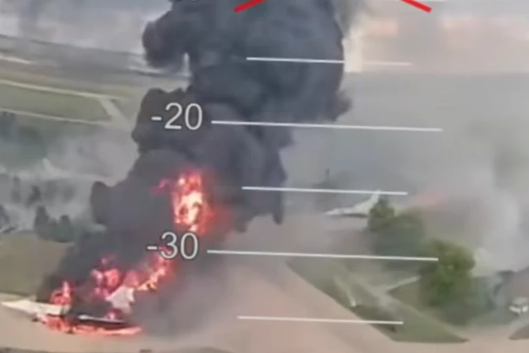 UNIKALNI KADROVI "PAUKOVE MREŽE": Pogledajte punu putanju ukrajinskog drona sve do uništenja ruskog bombardera Tu-22M3 (VIDEO)