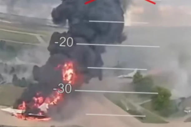 UNIKALNI KADROVI "PAUKOVE MREŽE": Pogledajte punu putanju ukrajinskog drona sve do uništenja ruskog bombardera Tu-22M3 (VIDEO)