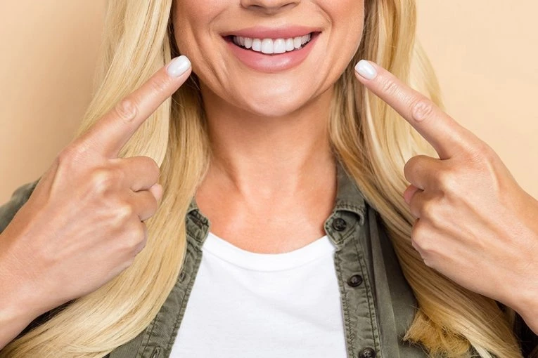 JEDAN KUĆNI TRIK ZA BELJENJE ZUBA NANOSI VIŠE ŠTETE NEGO KORISTI, a mnogi ga primenjuju gotovo svakodnevno: Stomatolog konačno rešava i dilemu o koncu za zube (VIDEO)