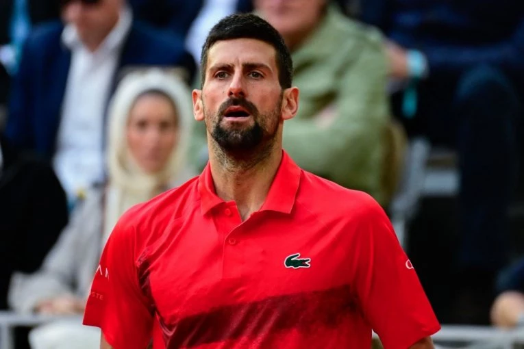 NOVAK GLEDA OKO SEBE I NE VERUJE: Ove ljude nije očekivao za "komšije"