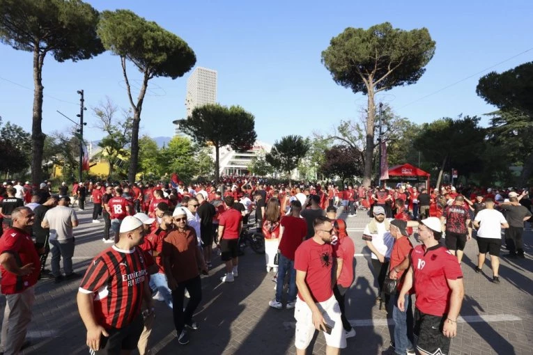 RASTRGLI SRPSKU ZASTAVU USRED TIRANE! Divljački čin albanski navijača!(VIDEO)