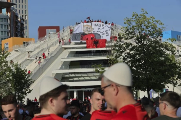 ZAPALILI SRPSKU ZASTAVU, A ONDA JE GAZILI! Divljačko ponašanje Albanaca u Tirani! (VIDEO)
